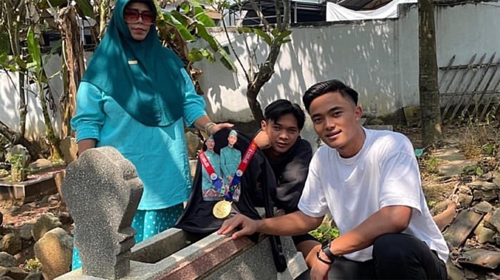 Xúc động cầu thủ U22 Indonesia khoe huy chương vàng SEA Games 32 trước mộ cha
