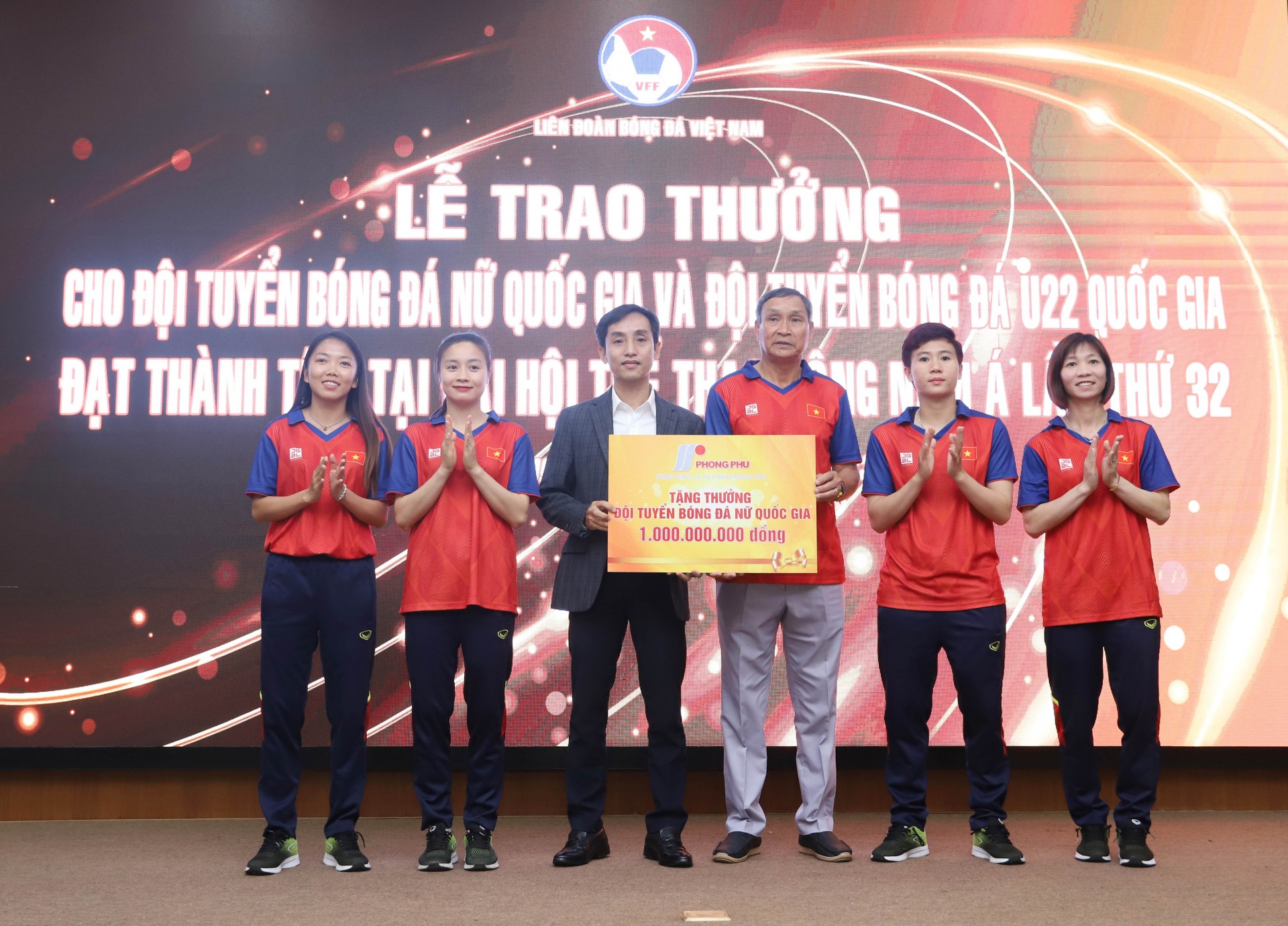 Đội tuyển nữ quốc gia nhận 5,6 tỷ đồng tiền thưởng sau tấm HCV SEA Games 32