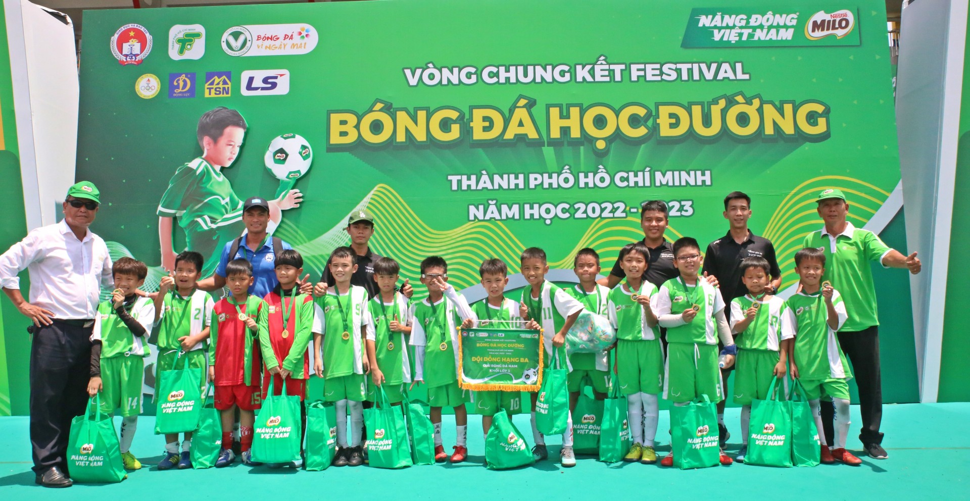 Những giây phút đang nhớ của lứa tuổi học trò trên sân cỏ