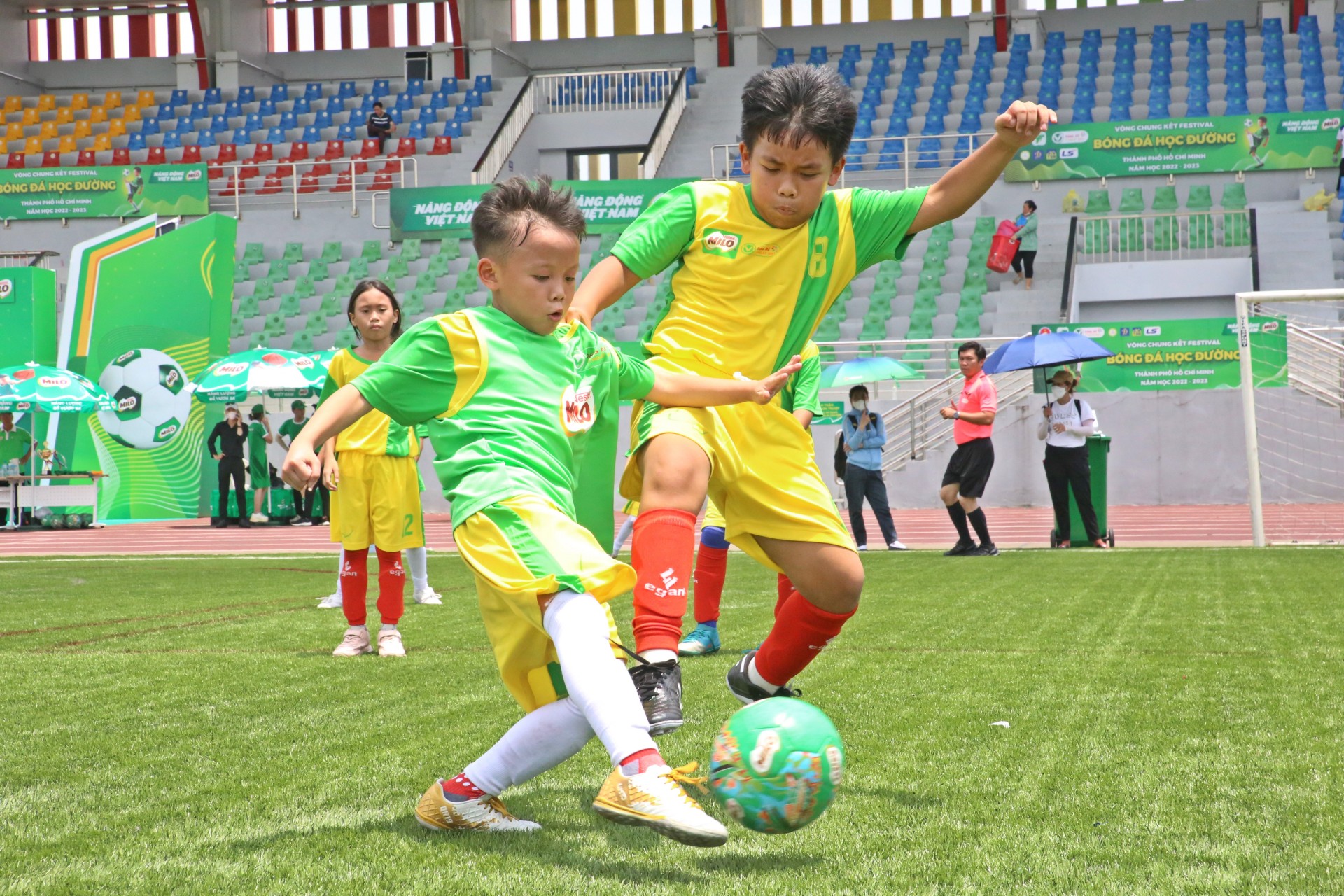 Những giây phút đang nhớ của lứa tuổi học trò trên sân cỏ
