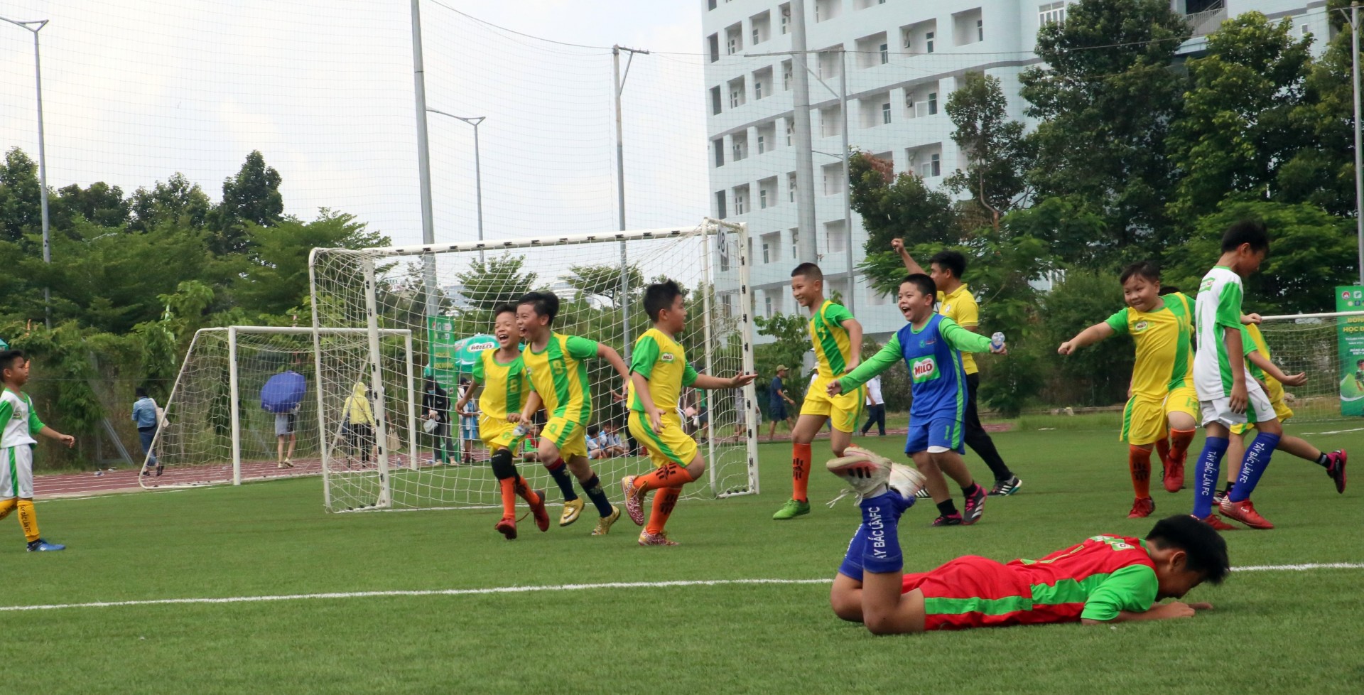 Những giây phút đang nhớ của lứa tuổi học trò trên sân cỏ
