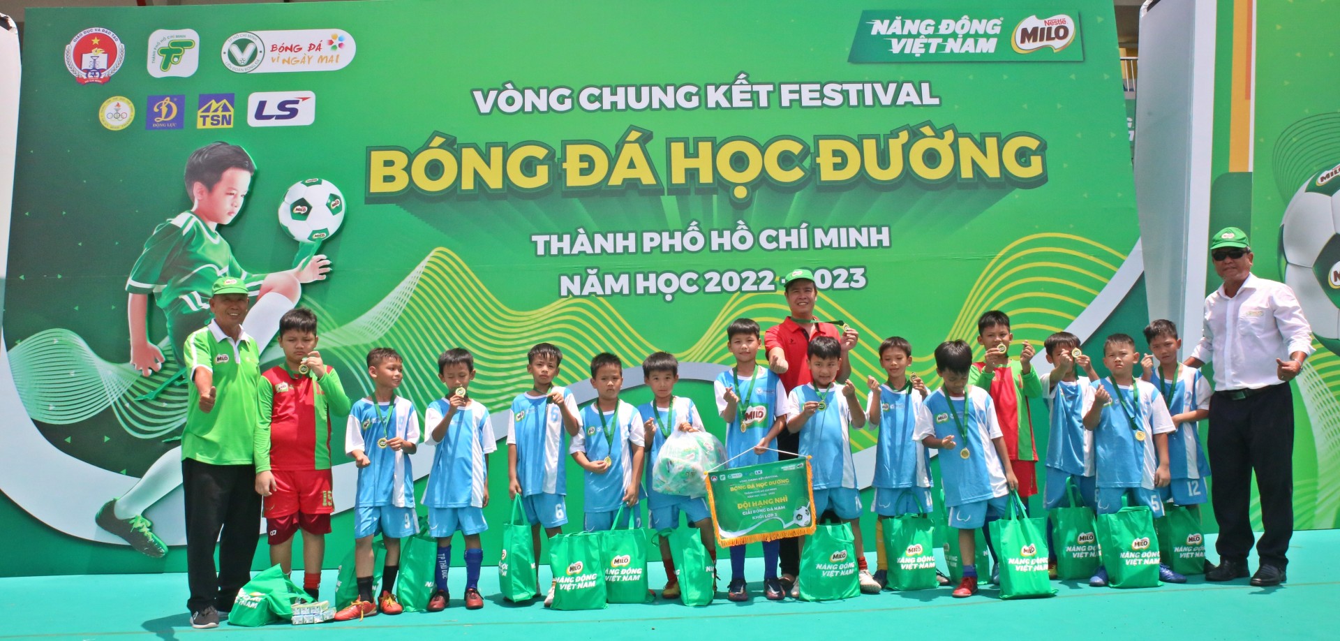 Những giây phút đang nhớ của lứa tuổi học trò trên sân cỏ