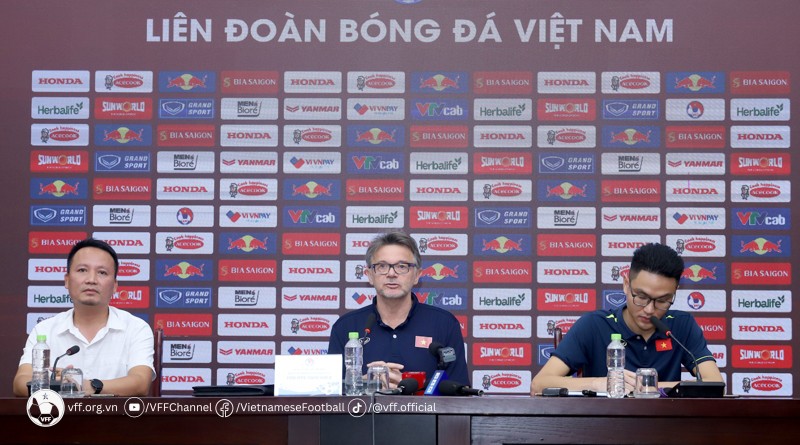 HLV Philippe Troussier ''Quang Hải, Công Phượng chưa xứng đáng lên ĐT Việt Nam''