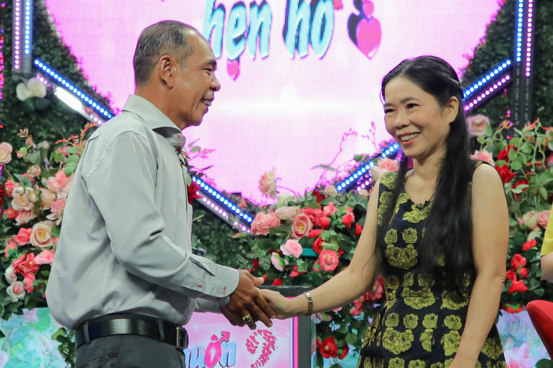 xuc dong chung kien cap doi trung nien tim thay nhau tai ban muon hen ho