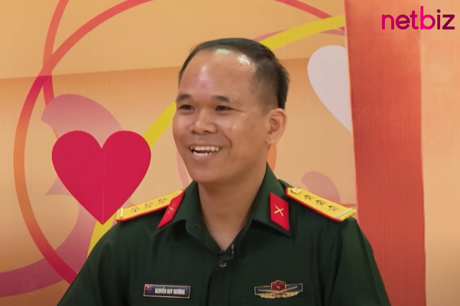 Độc lạ màn cầu hôn của anh chàng quân nhân khiến MC Quốc Thuận - Vân Hugo “ngã ngửa”