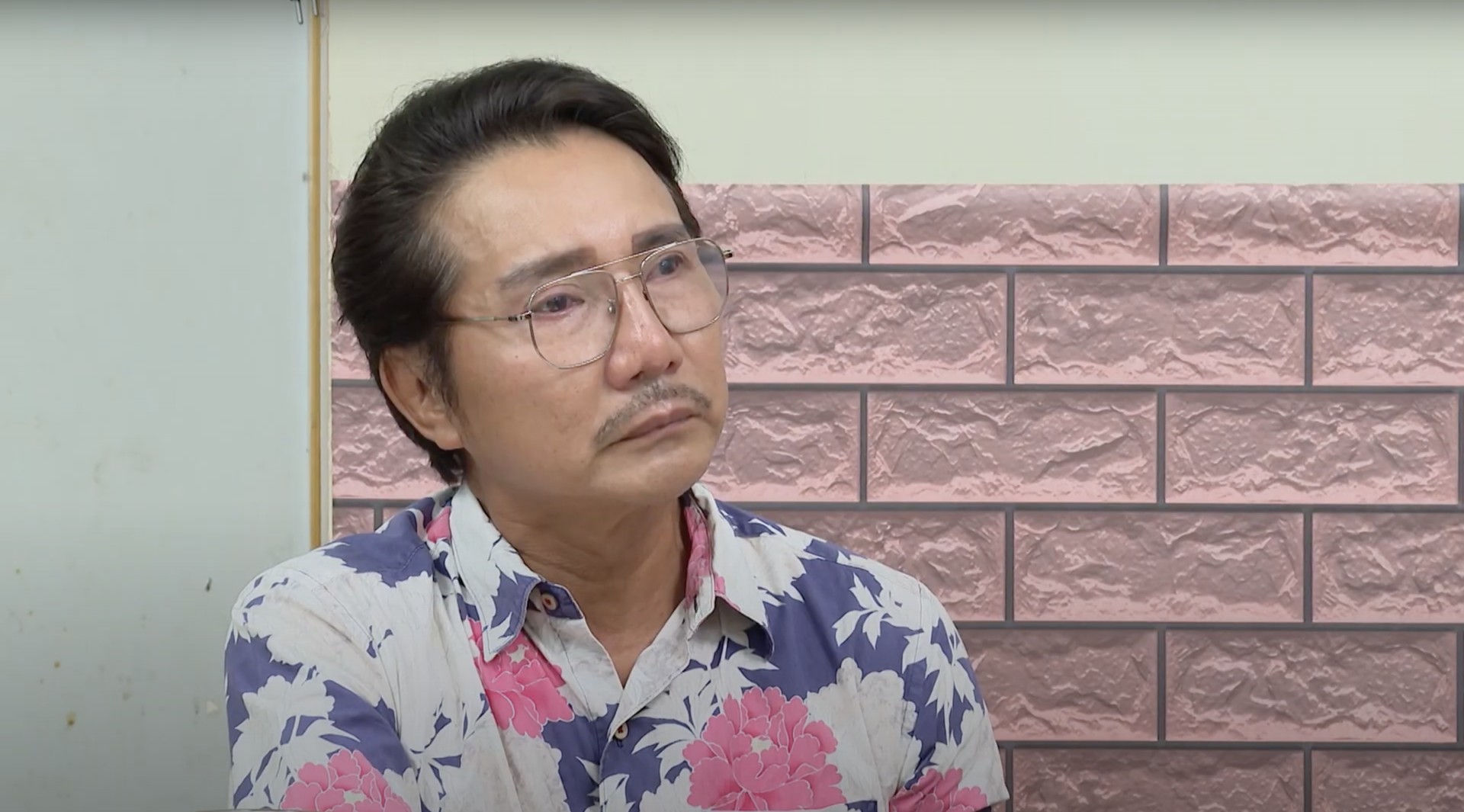 nhac si thai hung hon 20 nam hoat dong nghe thuat van o nha thue tim duoc ben do binh yen cung vo tre kem 20 tuoi