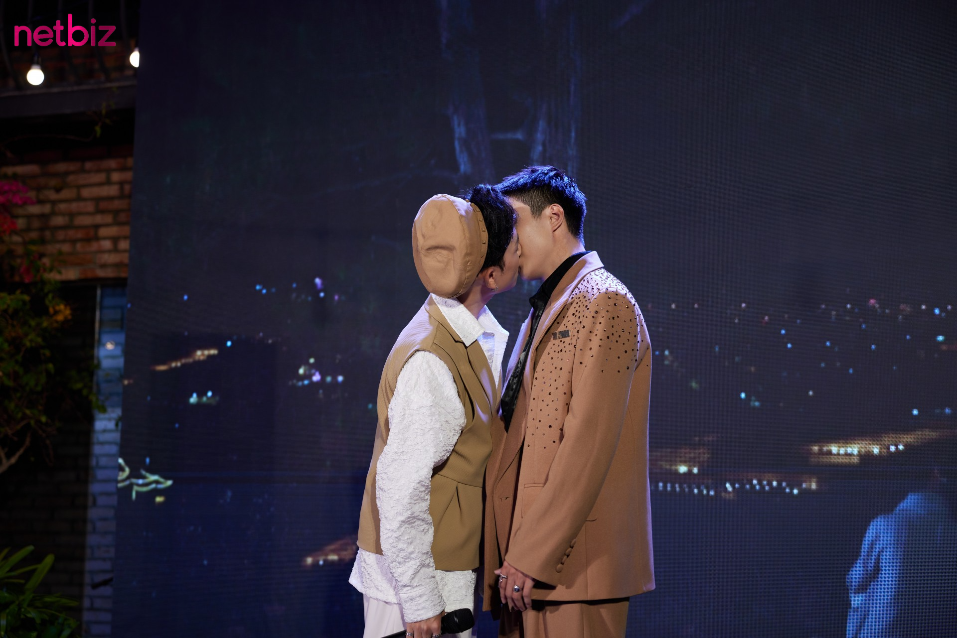 Mãn nhãn với mini show ca nhạc đặc biệt tại buổi công chiếu phim “Dưới tán cây mùa hè”