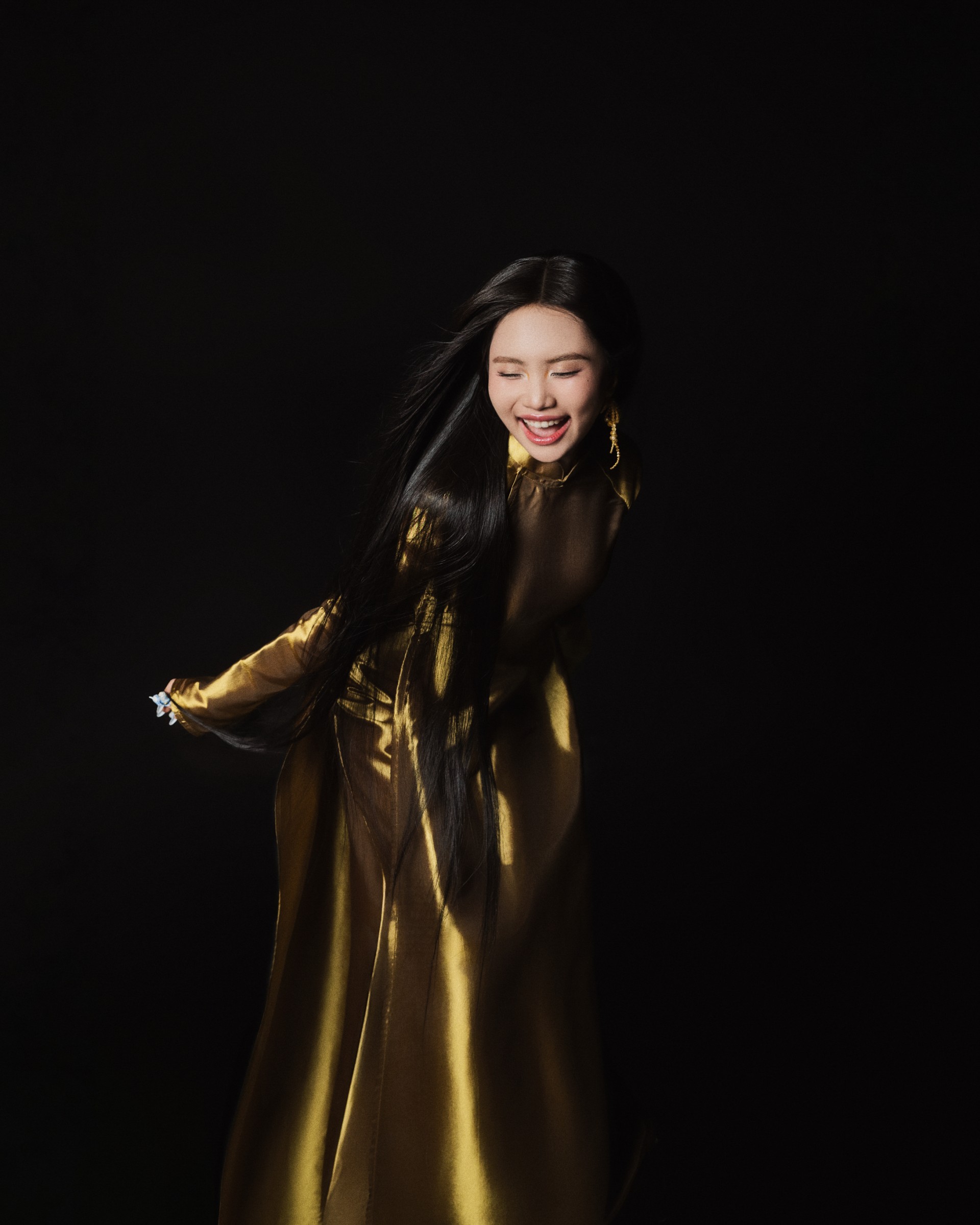 PHƯƠNG MỸ CHI KẾ THỪA VÀ PHÁT HUY TRUYỀN THỐNG KHI ĐƯA VĂN HOÁ MÚA CHÉN VÀO MV “GỐI GẤM” PHƯƠNG MỸ CHI KẾ THỪA VÀ PHÁT HUY TRUYỀN THỐNG KHI ĐƯA VĂN HOÁ MÚA CHÉN VÀO MV “GỐI GẤM”