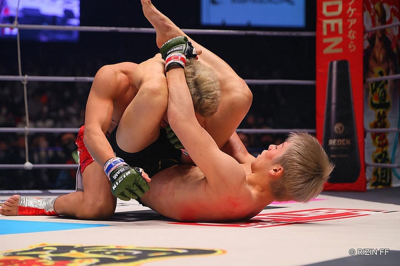 Sút vào đầu đối thủ như “sút bóng”, võ sĩ MMA chiến thắng mãn nhãn