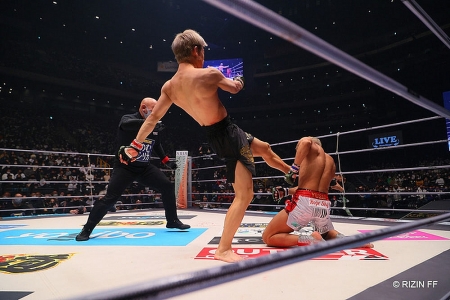 Sút vào đầu đối thủ như “sút bóng”, võ sĩ MMA chiến thắng mãn nhãn