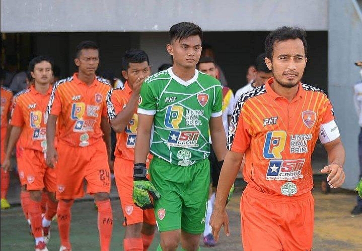 Kinh hoàng thủ môn Indonesia tử vong sau cú va chạm đáng sợ trên sân