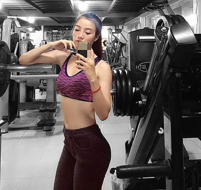 Dumy Ngô: Hot girl lái mô tô 3 vòng nóng bỏng tập Gym để giảm stress