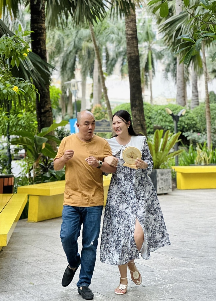 Sao Việt 8/2: 'O Sen' Ngọc Mai tới thăm nghệ sỹ Trần Mạnh Tuấn - 2