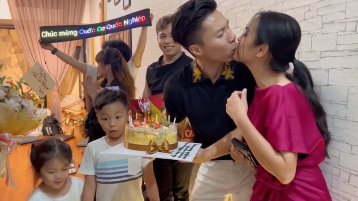 Vợ chồng Ngọc Mai - Quốc Nghiệp rạng rỡ hôn nhau khi hội ngộ - 1