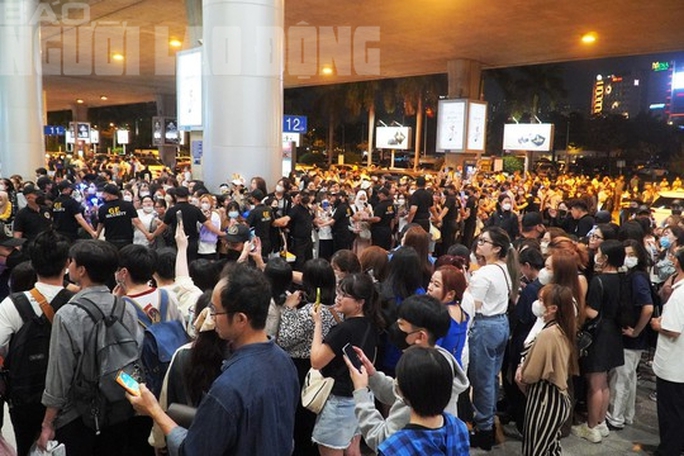 Fan Việt xếp hàng dài trong sân bay chờ đón nhóm nhạc Super Junior - Ảnh 1.