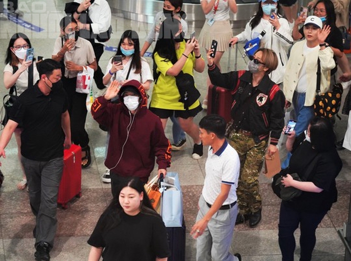Fan Việt xếp hàng dài trong sân bay chờ đón nhóm nhạc Super Junior - Ảnh 3.