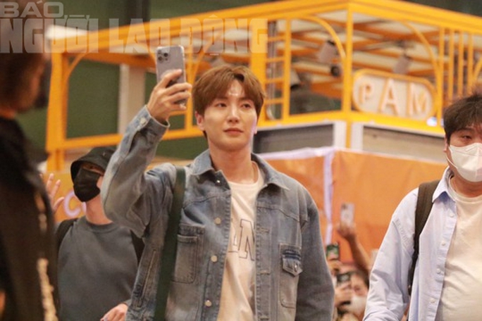 Fan Việt xếp hàng dài trong sân bay chờ đón nhóm nhạc Super Junior - Ảnh 4.