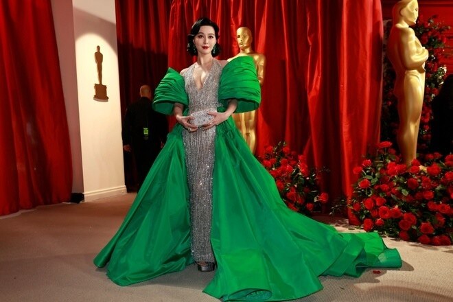 Lễ trao giải Oscars 2023: Phạm Băng Băng tái xuất gợi cảm trên thảm đỏ - 2