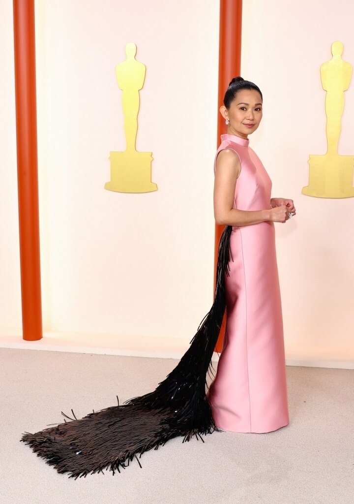 Lễ trao giải Oscars 2023: Phạm Băng Băng tái xuất gợi cảm trên thảm đỏ - 10