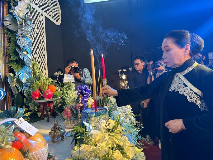 Trang trọng và ấm áp tình nghệ sĩ tại lễ tưởng niệm NSND Diệp Lang - Ảnh 8. Trang trọng và ấm áp tình nghệ sĩ tại lễ tưởng niệm NSND Diệp Lang - Ảnh 8.