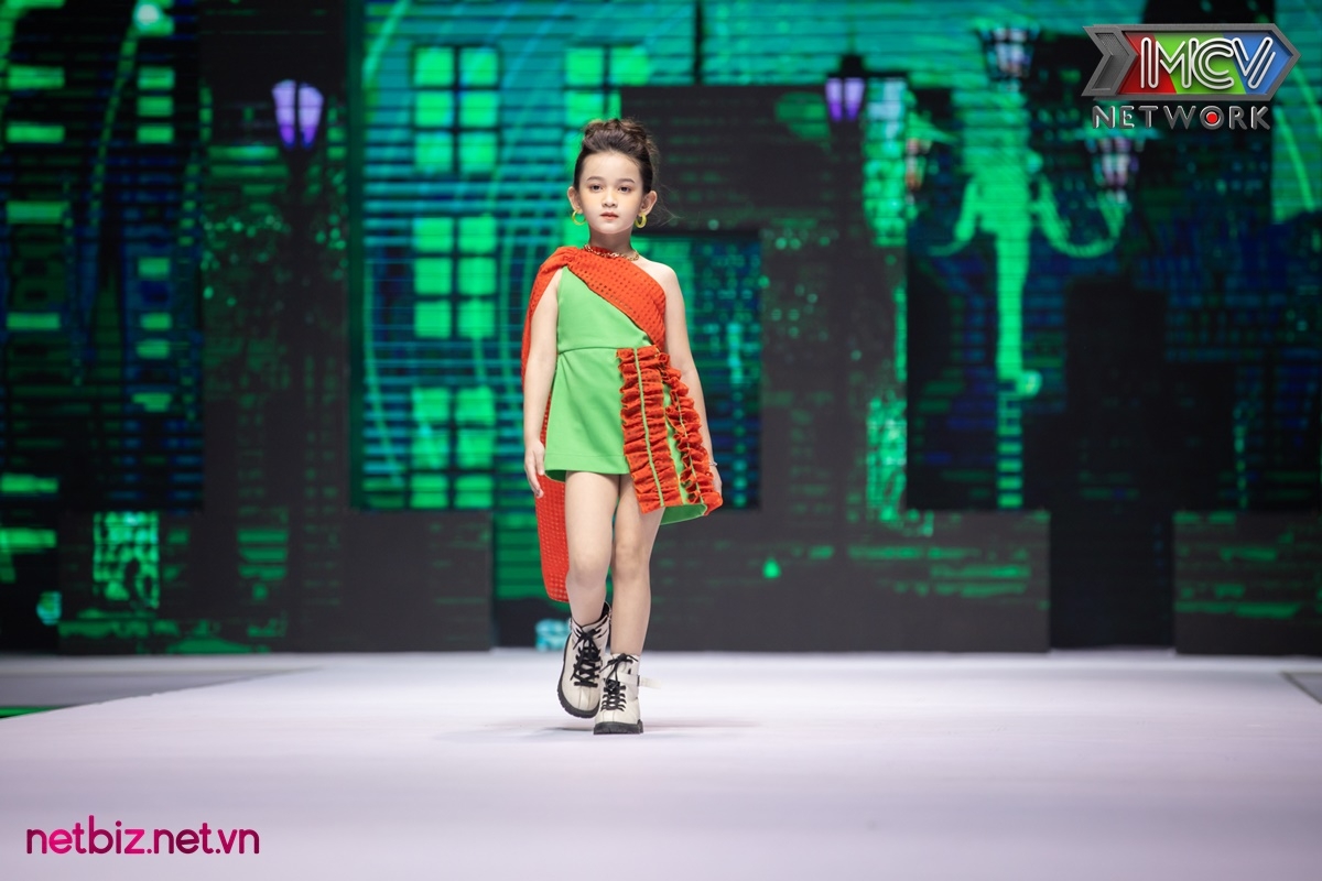 Dàn người mẫu nhí catwalk trên sàn diễn 'Vietnam Junior Fashion Week'