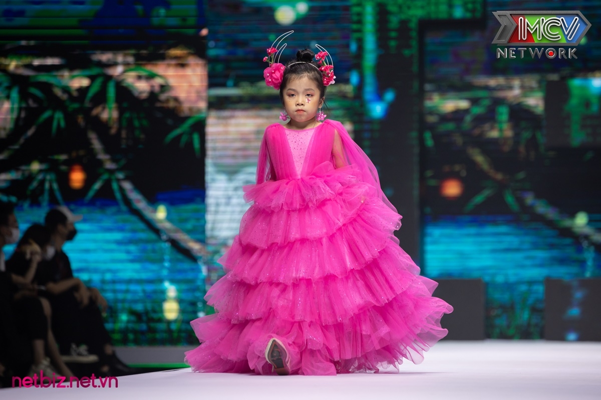 Dàn người mẫu nhí catwalk trên sàn diễn 'Vietnam Junior Fashion Week' Dàn người mẫu nhí catwalk trên sàn diễn 'Vietnam Junior Fashion Week'