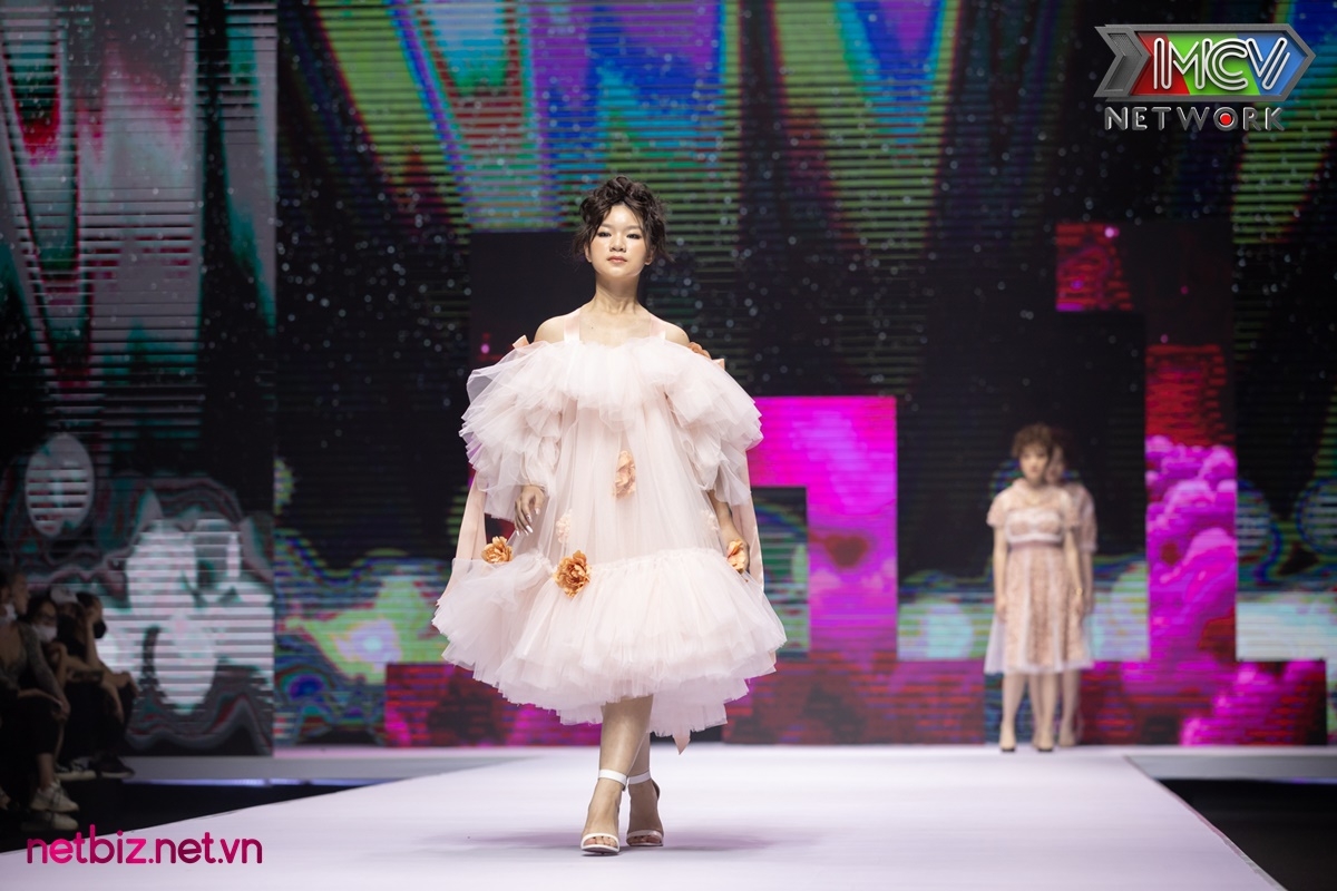 Dàn người mẫu nhí catwalk trên sàn diễn 'Vietnam Junior Fashion Week'