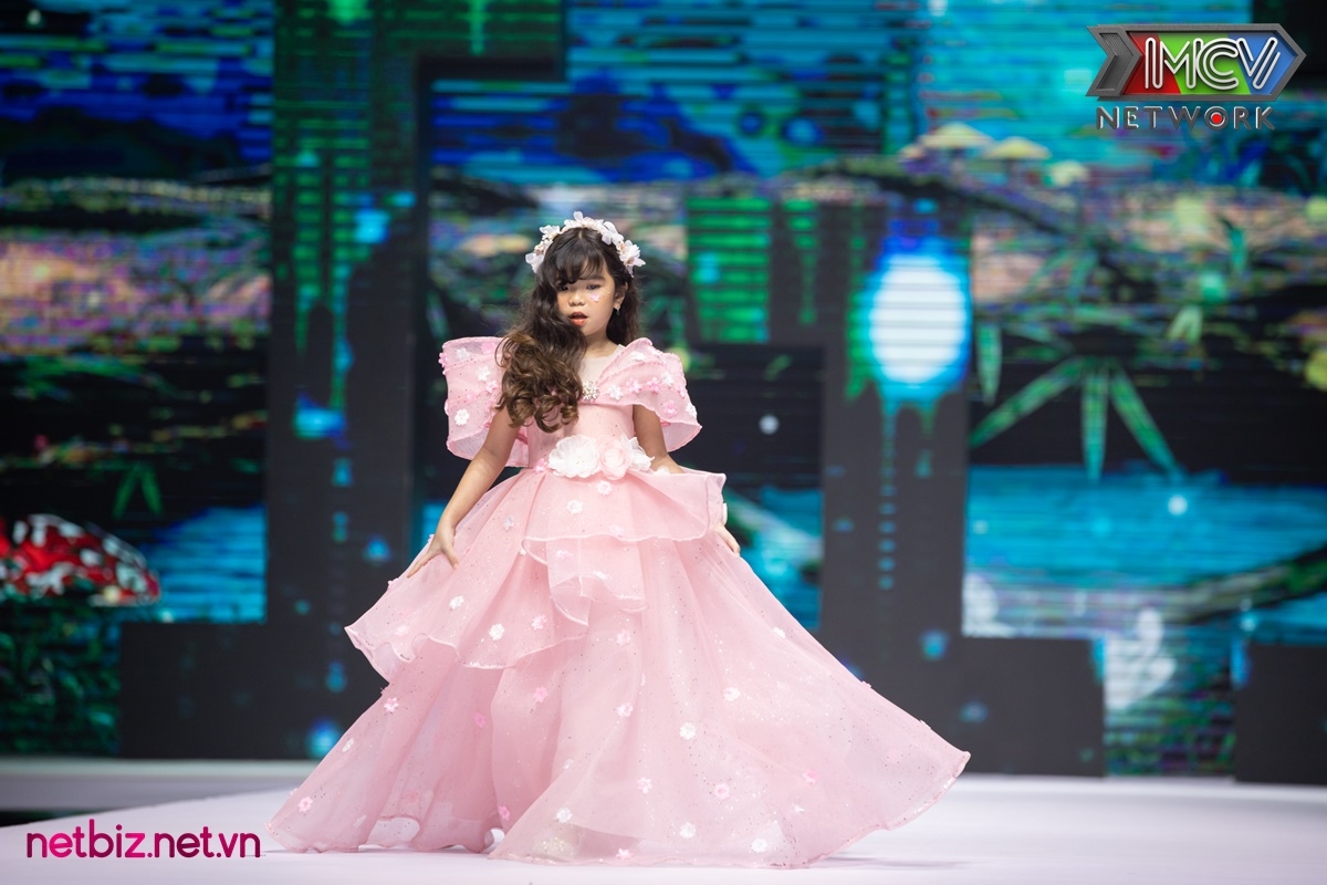 Dàn người mẫu nhí catwalk trên sàn diễn 'Vietnam Junior Fashion Week' Dàn người mẫu nhí catwalk trên sàn diễn 'Vietnam Junior Fashion Week'