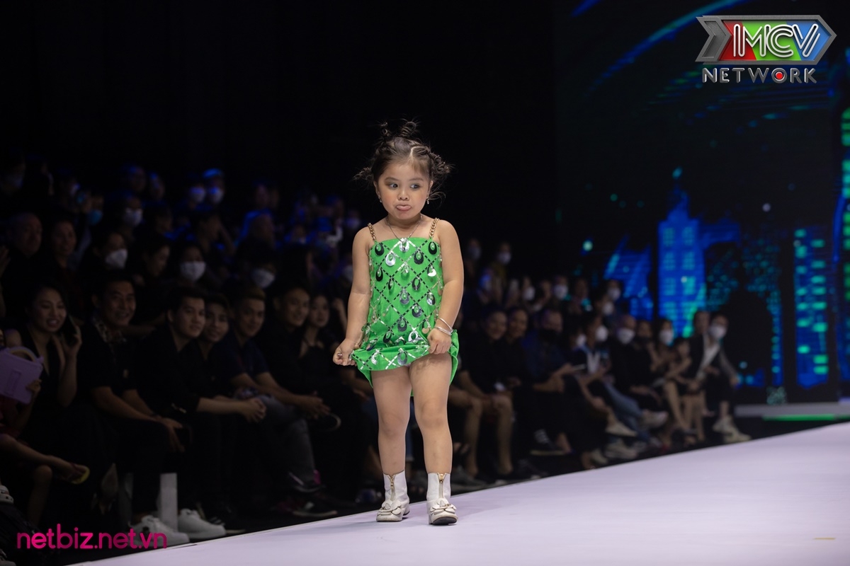 Dàn người mẫu nhí catwalk trên sàn diễn 'Vietnam Junior Fashion Week'