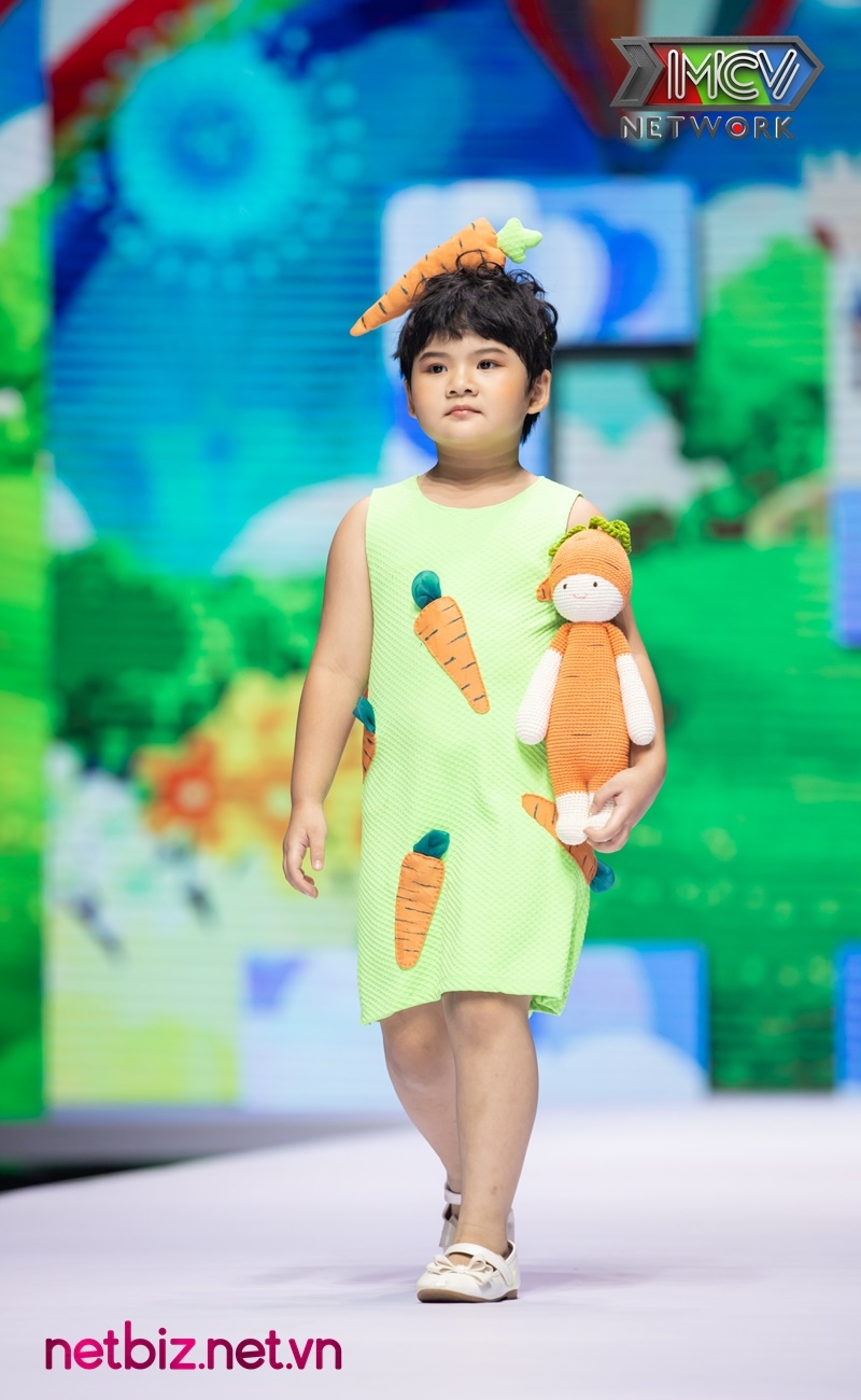 Dàn người mẫu nhí catwalk trên sàn diễn 'Vietnam Junior Fashion Week' Dàn người mẫu nhí catwalk trên sàn diễn 'Vietnam Junior Fashion Week'