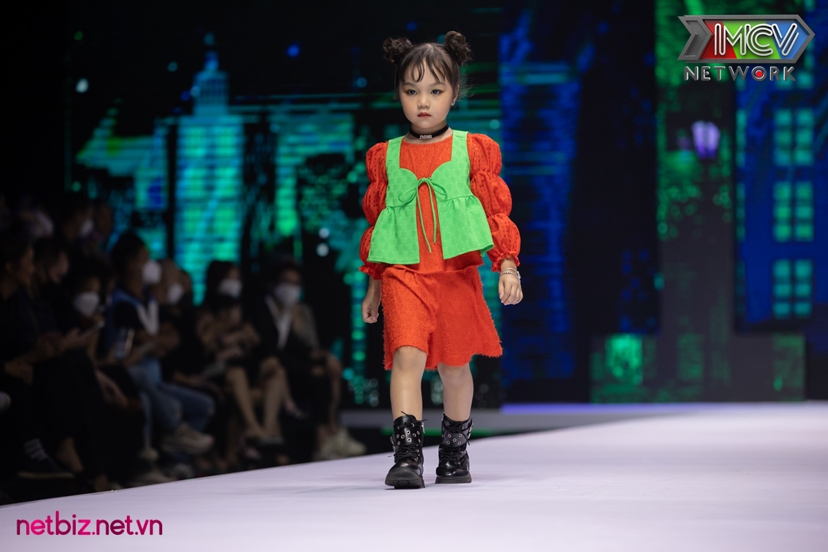 Dàn người mẫu nhí catwalk trên sàn diễn 'Vietnam Junior Fashion Week'