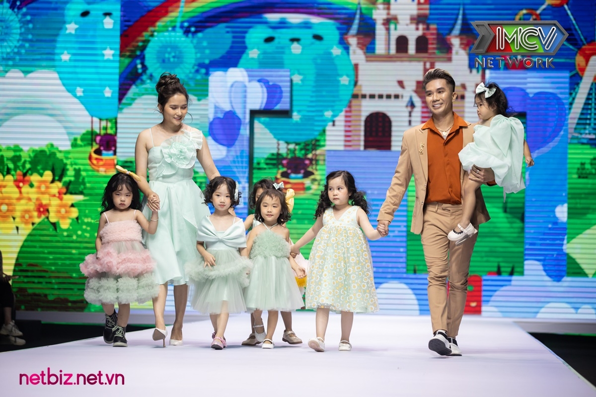 Đồng Đồng - con gái Khánh Đơn chiếm 'spotlight' vì sự đáng yêu trên sàn catwalk
