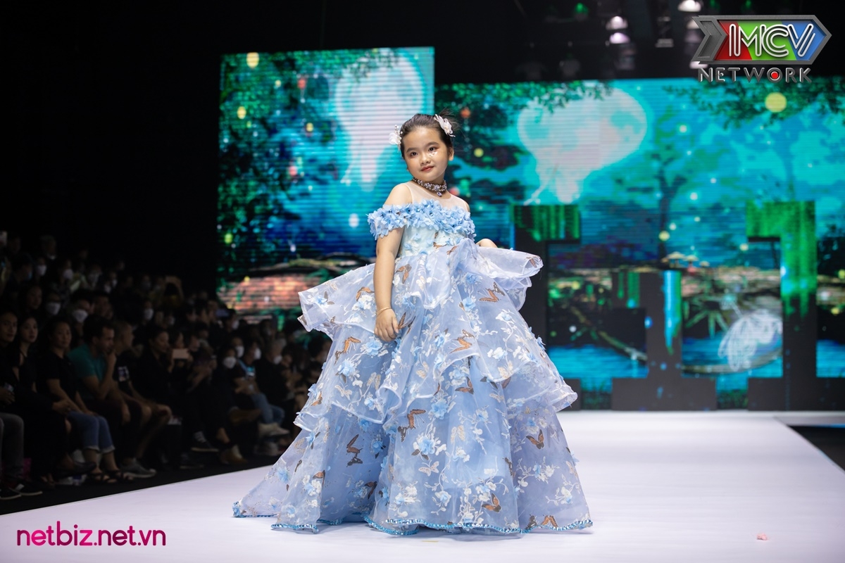 Dàn người mẫu nhí catwalk trên sàn diễn 'Vietnam Junior Fashion Week'