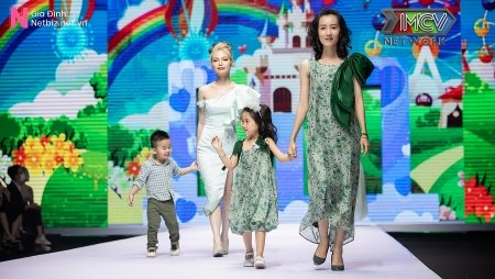 Dàn người mẫu nhí catwalk trên sàn diễn 'Vietnam Junior Fashion Week'