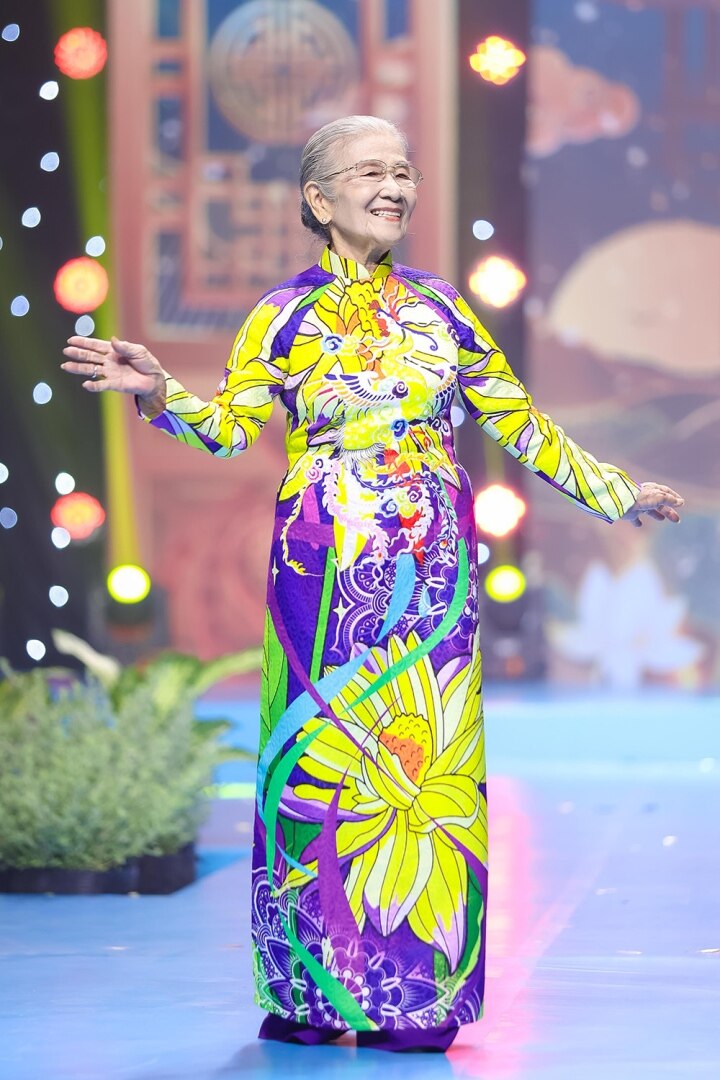 91 tuổi, NSƯT Phi Điểu tự tin diễn thời trang cùng Hoa hậu Đỗ Thị Hà, Khánh Vân - 2