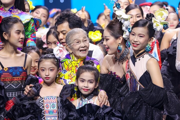 91 tuổi, NSƯT Phi Điểu tự tin diễn thời trang cùng Hoa hậu Đỗ Thị Hà, Khánh Vân - 3