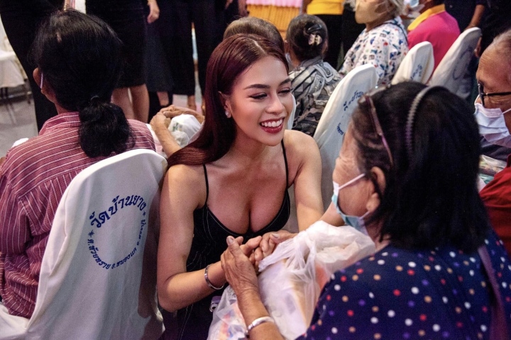 Tranh cãi chuyện dàn người đẹp Miss Grand mặc gợi cảm đi từ thiện - 2