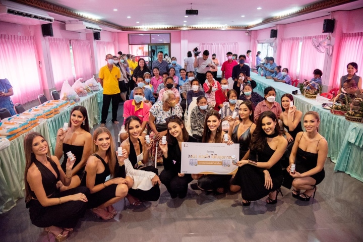 Tranh cãi chuyện dàn người đẹp Miss Grand mặc gợi cảm đi từ thiện - 5