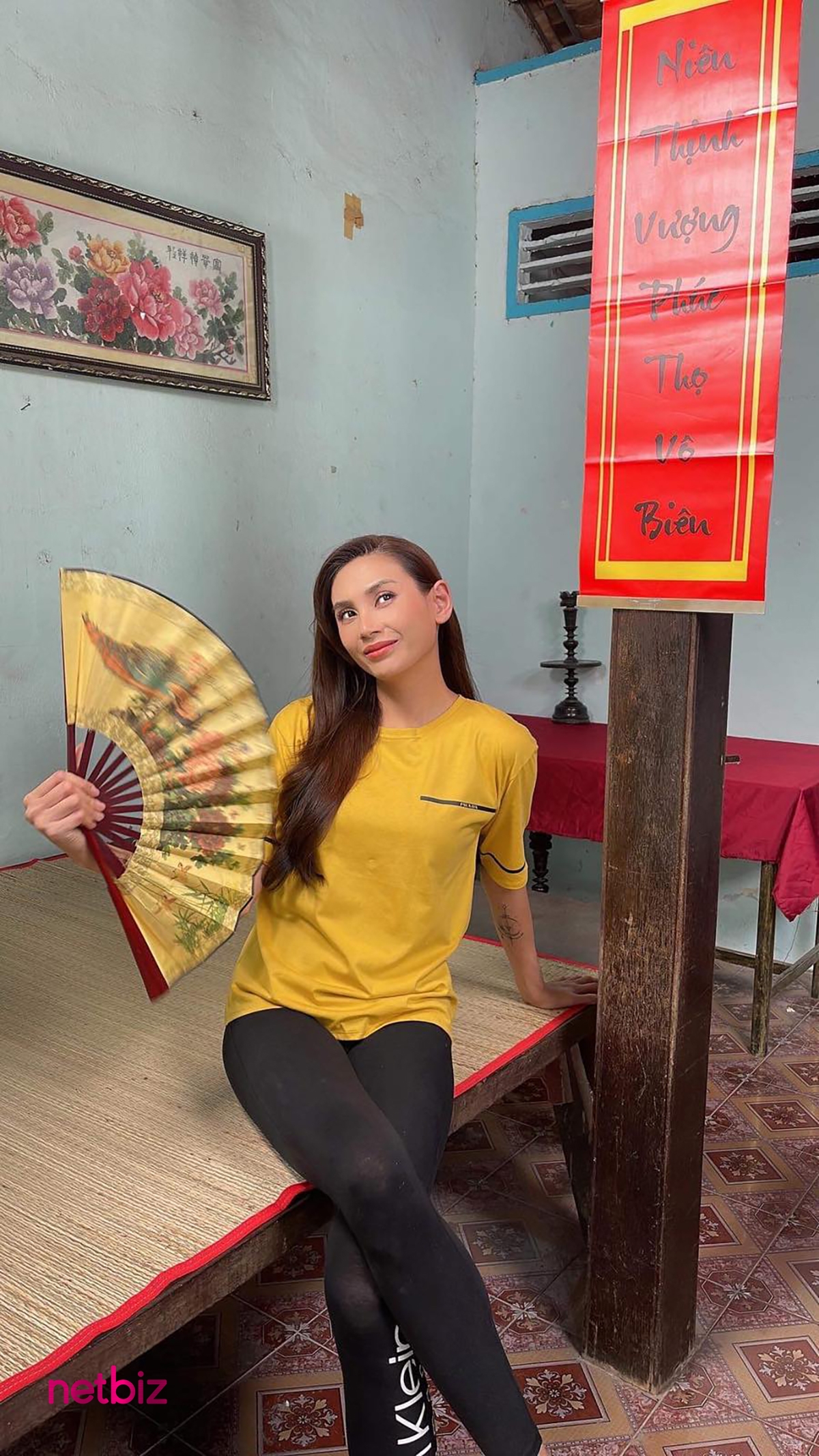 Siêu mẫu Võ Hoàng Yến lộ ảnh ở phim trường sau hơn 10 năm vắng bóng màn ảnh nhỏ