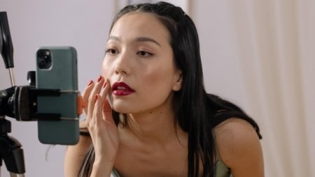 Beauty blogger đang giúp phụ nữ hiện đại kiếm tiền như thế nào?