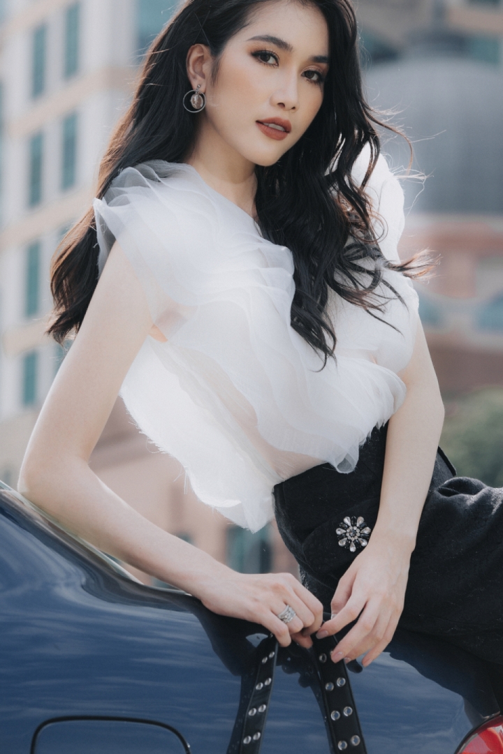 Á hậu Phương Anh đẹp, sành điệu trên 'sàn diễn đường phố' - 1