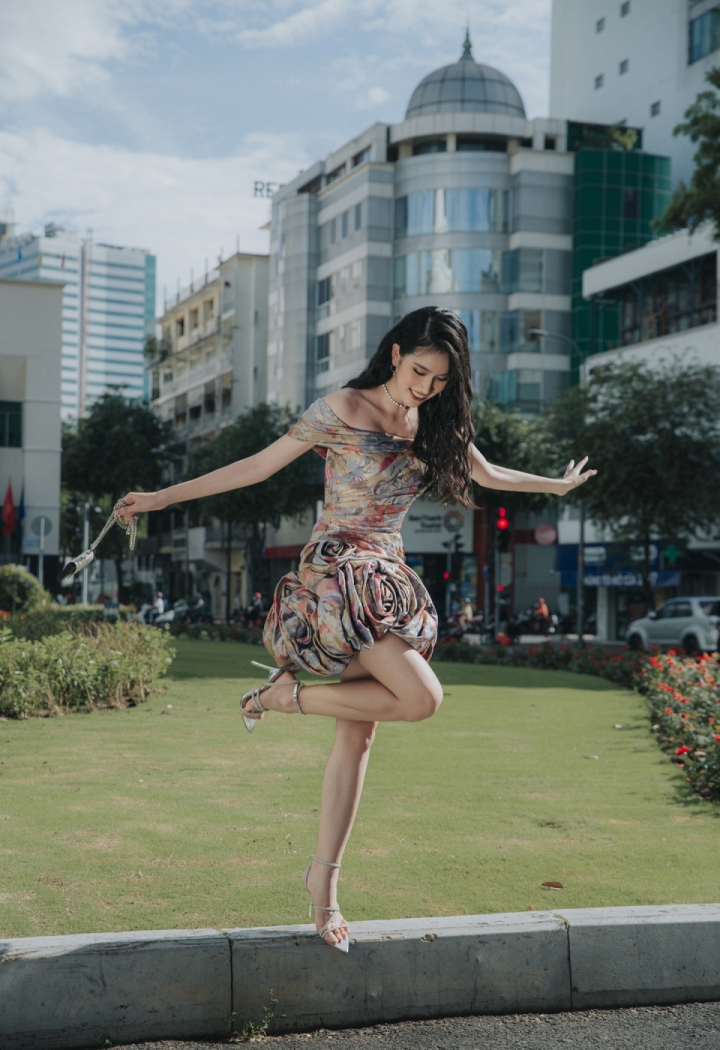 Á hậu Phương Anh đẹp, sành điệu trên 'sàn diễn đường phố' - 11