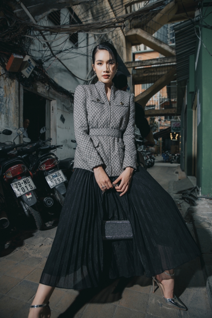 Á hậu Phương Anh đẹp, sành điệu trên 'sàn diễn đường phố' - 12