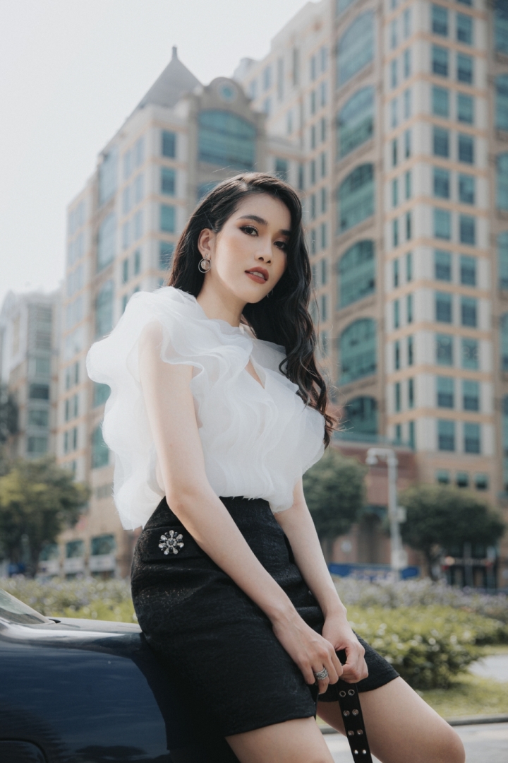 Á hậu Phương Anh đẹp, sành điệu trên 'sàn diễn đường phố' - 2