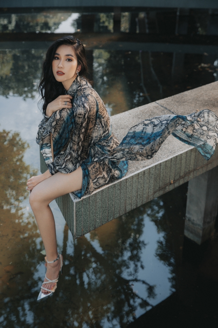 Á hậu Phương Anh đẹp, sành điệu trên 'sàn diễn đường phố' - 9