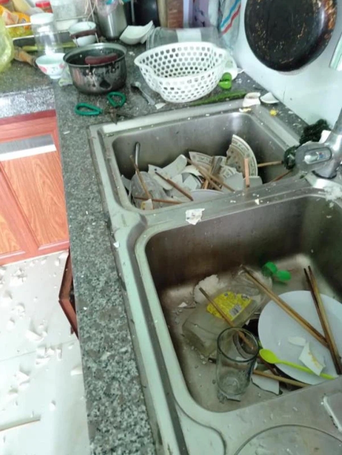 Vợ nhờ rửa bát, chồng ra chiêu độc và cái kết đến bát mẻ để ăn cũng không còn - 3