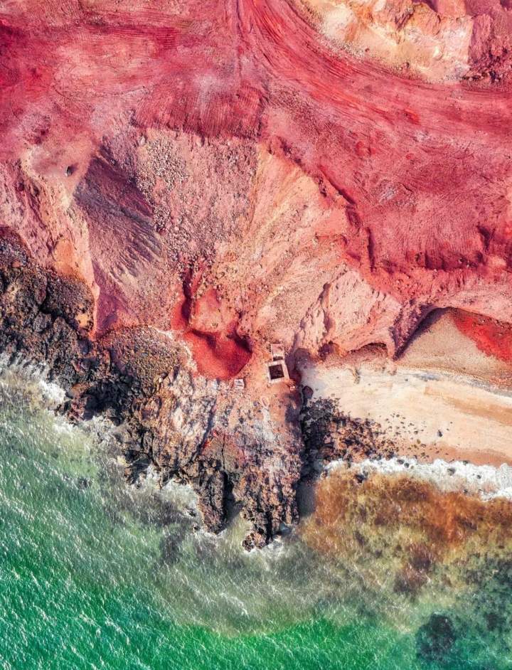 Hòn đảo độc nhất hành tinh với bờ biển đỏ như máu, cát có thể chế thành món ăn - 5