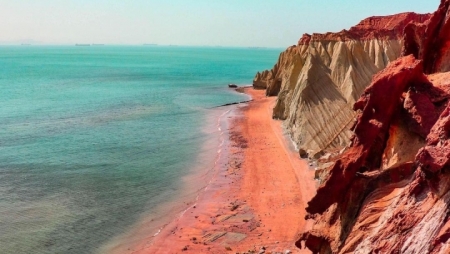 Hòn đảo độc nhất hành tinh với bờ biển đỏ như máu, cát có thể chế thành món ăn