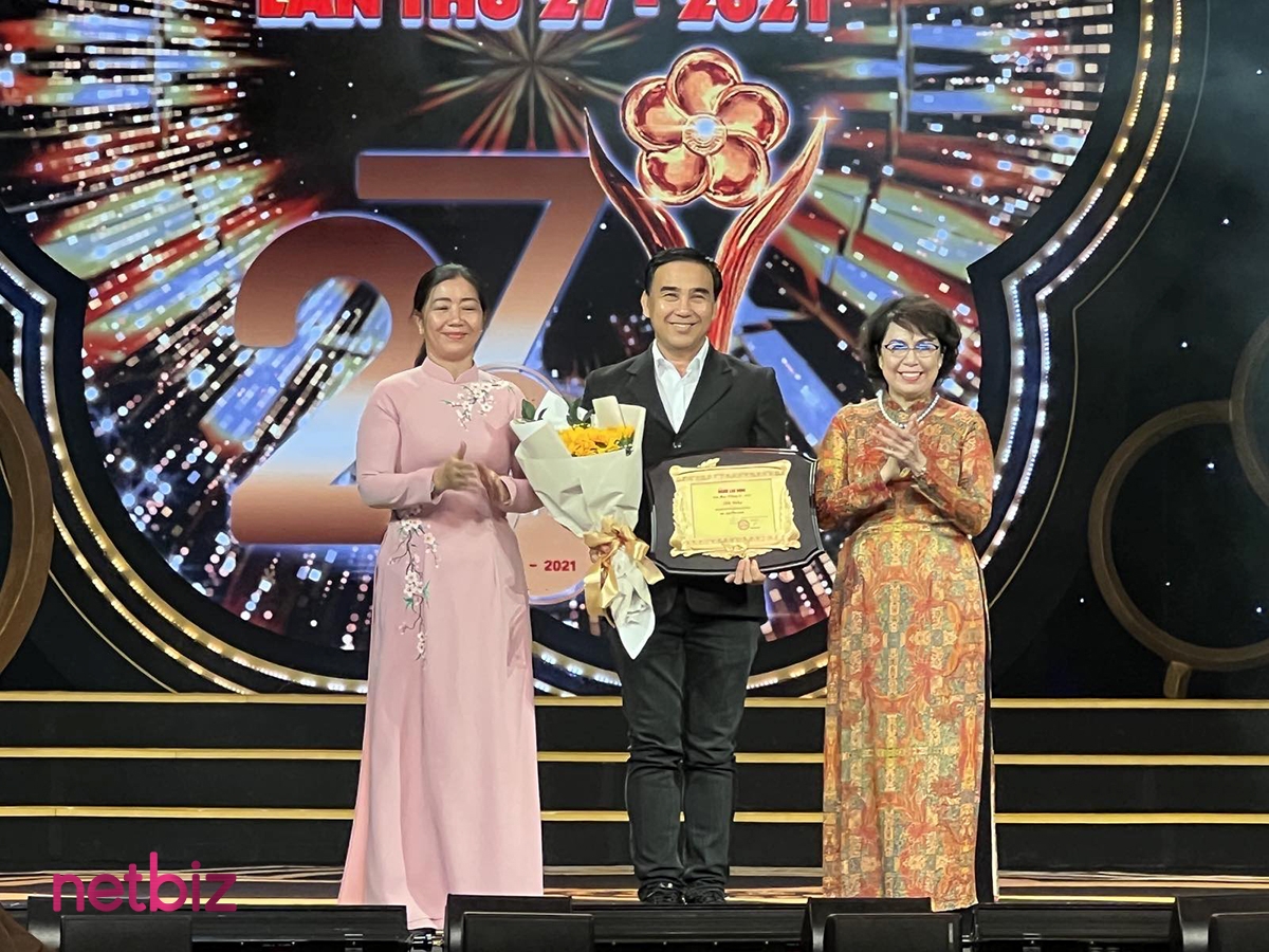 MC Quyền Linh xúc động nhận giải Mai Vàng với giải thưởng 
