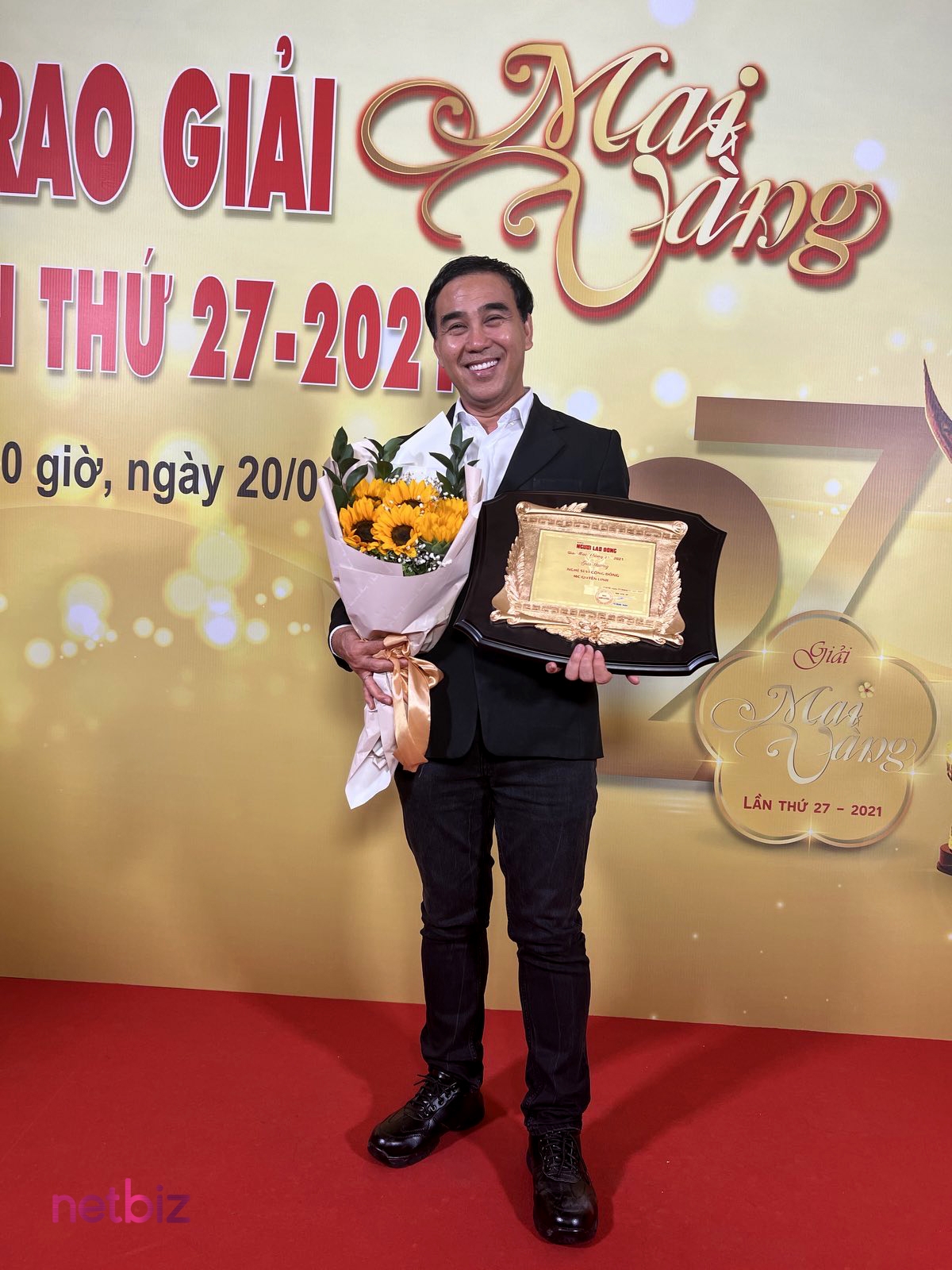 MC Quyền Linh xúc động nhận giải Mai Vàng với giải thưởng 